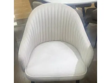 Стул для кухни DikLine 440 C103 крем, ножки черные
